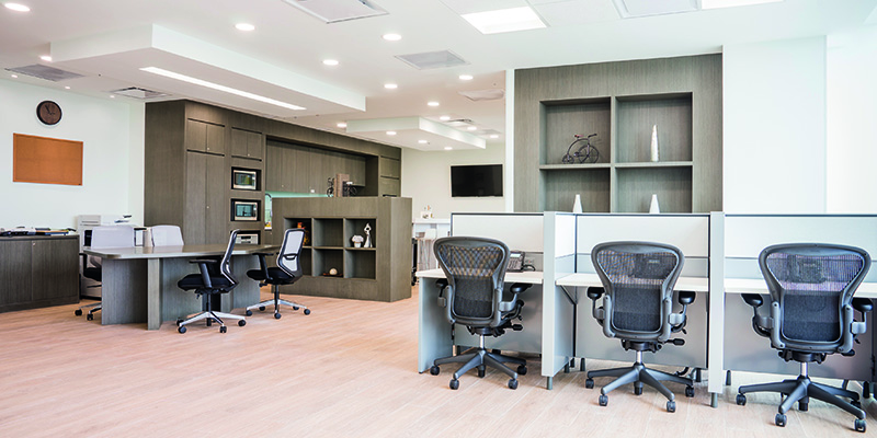 Regus-forretningscenter med skriveborde og stole